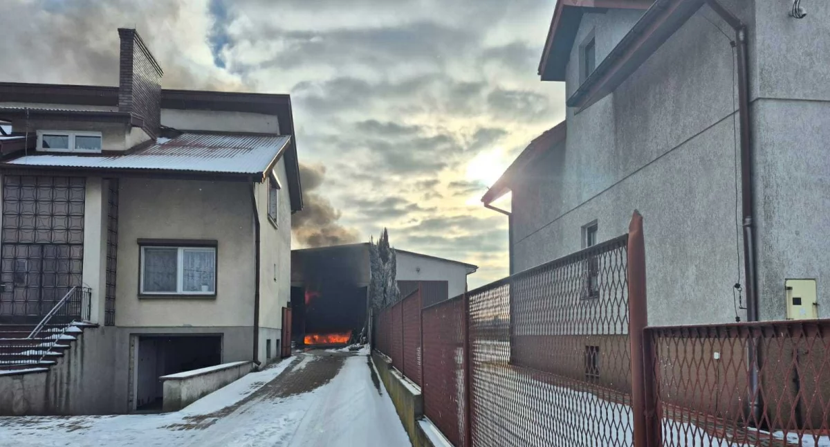 Pożary - interwencje Straży Pożarnej, Pożar garażu Opatówku środku butle gazem - zdjęcie, fotografia