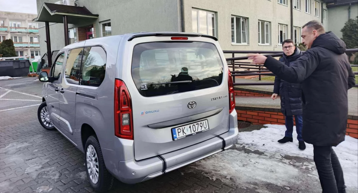 Pomoc społeczna, samochód Pomocy Społecznej Kaliszu - zdjęcie, fotografia