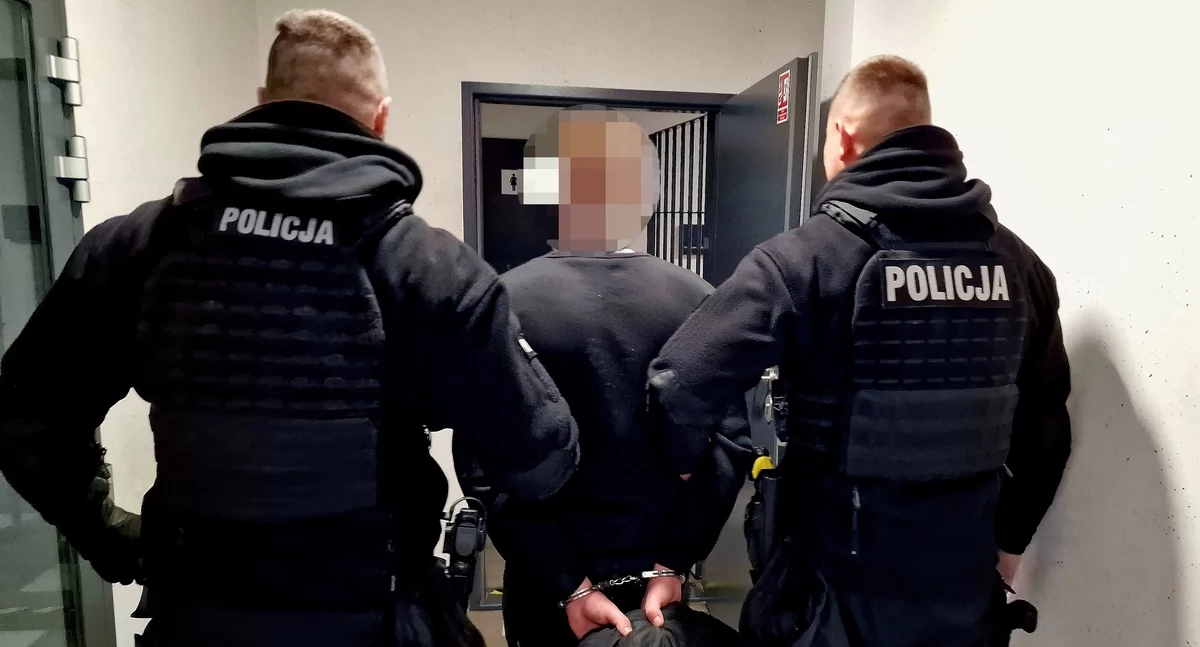Kronika Kryminalna, Agresywny pasażer groził taksówkarzowi przedmiotem przypominającym broń palną - zdjęcie, fotografia