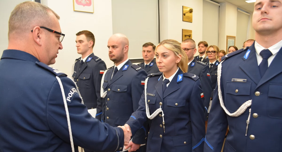 Policja - komunikaty , Awanse wyróżnienia Uroczystość kaliskiej komendzie - zdjęcie, fotografia