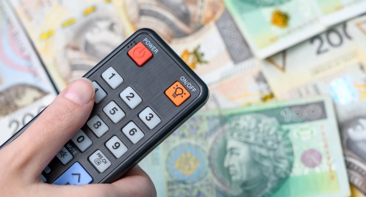 Ciekawostki, Miliony „swoich” Kulisy afery wokół finansowania prorządowych mediów - zdjęcie, fotografia