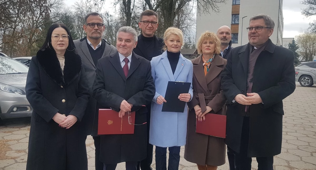 Polityka, Posłanka Alicja Łuczak wecie Prezydenta sprawie „Cuchnie tutaj ruską onucą” - zdjęcie, fotografia