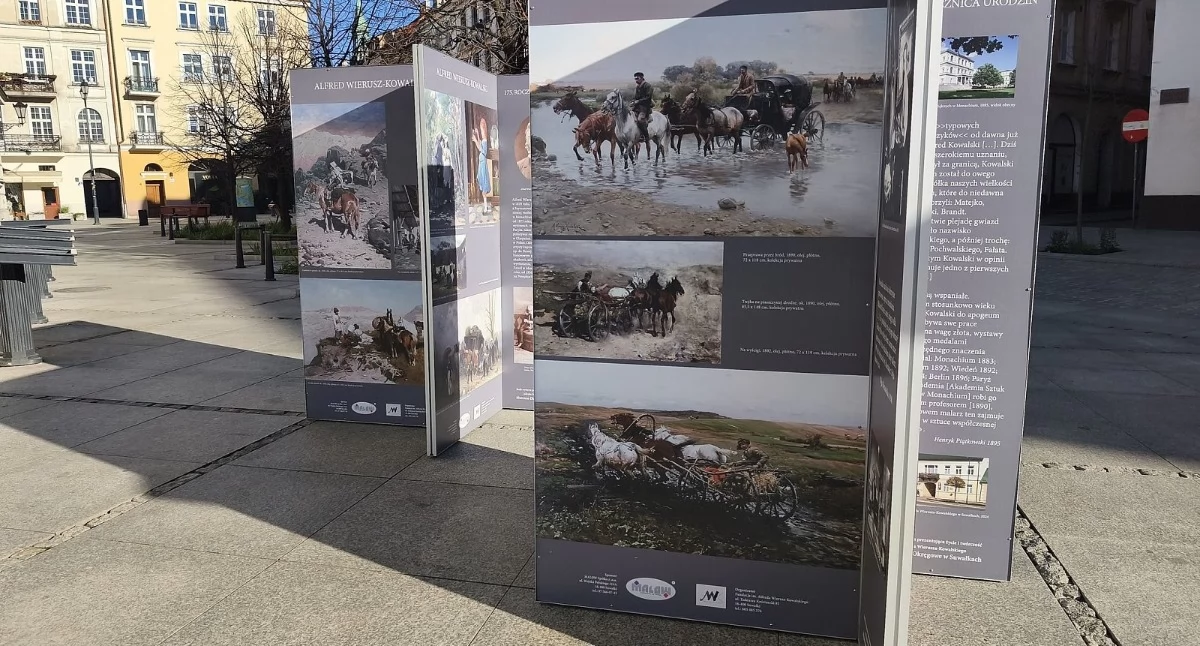 Ciekawostki, Plenerowa wystawa przed ratuszem końca marca - zdjęcie, fotografia