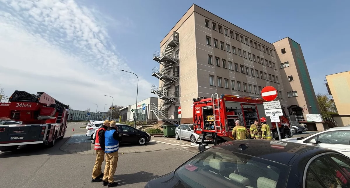 Pożary - interwencje Straży Pożarnej, Strażacy ćwiczyli terenie Zakładu Ubezpieczeń Społecznych - zdjęcie, fotografia