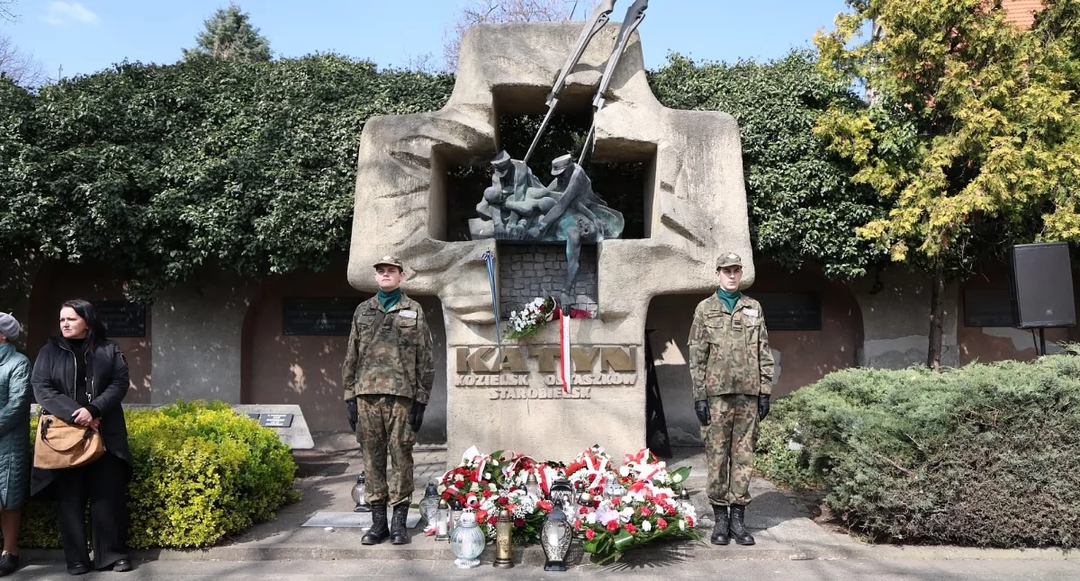Święta i uroczystości , Patriotyczny kwiecień Kaliszanie oddali hołd zamordowanym przez Niemców - zdjęcie, fotografia
