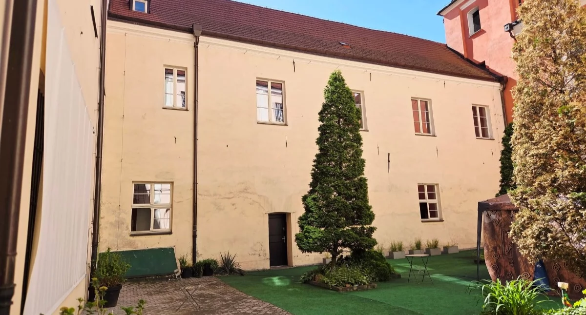 Inwestycje, Nawierzchnia wirydarza zostanie przebudowana - zdjęcie, fotografia