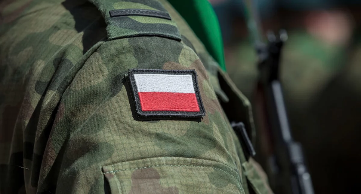 Ciekawostki, Zamiast szkolić obrony zbierają butelki - zdjęcie, fotografia