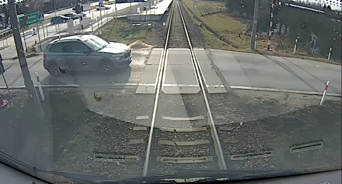 Wypadki drogowe, POLREGIO przestrodze ryzykujcie przejazdach! (nagranie wideo) - zdjęcie, fotografia