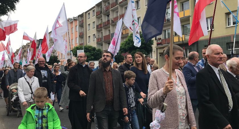 Zdjęcie ukazuje ludzi idących w Marszu dla Życia i Rodziny