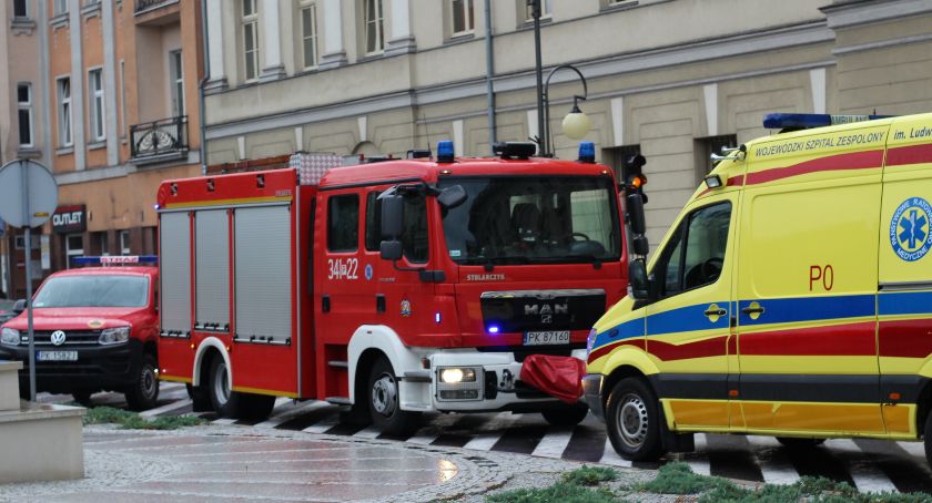 Zdjęcie ukazuje służby ratunkowe pod budynkiem sądu
