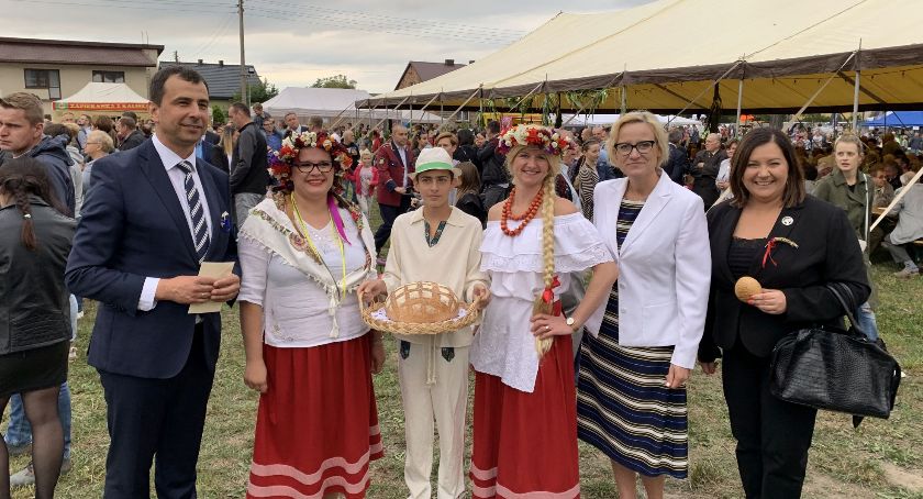 Zdjęcie przedstawia osoby świętujące dożynki