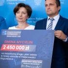 Marlena Maląg Minister Rodziny i Polityki Społecznej i Rafał Szelągowski, wójt gminy...
