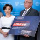 Marlena Maląg Minister Rodziny i Polityki Społecznej i Sławomir Musioł, wójt gminy...