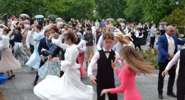 Po raz kolejny na Głównym Rynku zatańczymy Walca Barbary z filmu ,,Noce i dnie