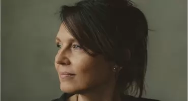 Prof. Monika Kostrzewa prezentuje autorską kolekcję mody w galerii w Berlinie