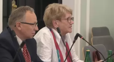 Szokujące informacje dotyczące  mięsa i mleka dostarczanego nam przez przemysł spożywczy. Profesor w Sejmie ujawnia  prawdę, której koncerny spożywcze nie chcą, byś znał. Twarde dane, nie opinie!