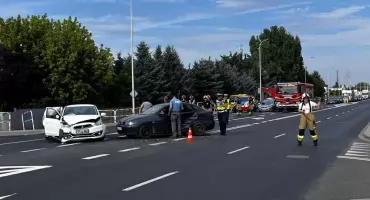Zderzenie dwóch aut na Wrocławskiej i trzy osoby ranne