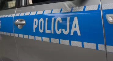 Mercedesem staranował przystanek autobusowy. Był kompletnie pijany