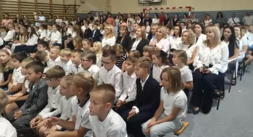 Nowy rok szkolny z nowymi boiskami sportowymi w szkole w Kokaninie