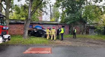 20-latek nie zapanował nad BMW i wjechał w ścianę garażu