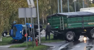 Ciągnik przewrócił się na ul. Podmiejskiej