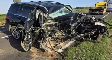 Wypadek na drodze Opatówek-Koźminek. Samochód uderzył w drzewo