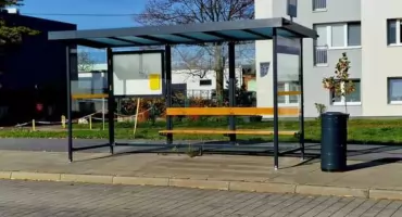 19-letni wandal zniszczył wiatę przystankową. Policjanci namierzyli go dzięki nagraniu