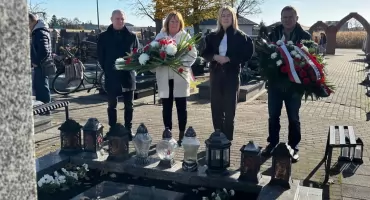 Znicze pamięci na cmentarzu w Liskowie