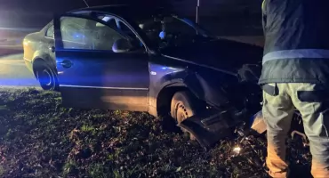 Kompletnie pijany kierowca volkswagena rozbił się na rondzie