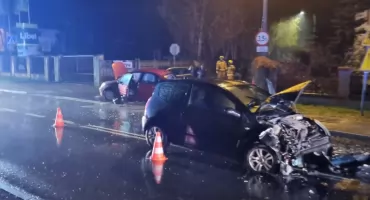Zderzenie trzech pojazdów na ul. Rzymskiej w Kaliszu. Pijany sprawca uciekł pieszo