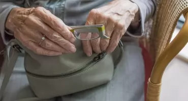 Napadli i okradli seniorkę na ulicy. Sprawcami 15-letni chłopcy