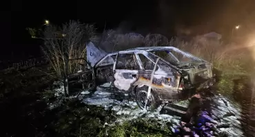 Gmina Szczytniki: samochód wypadł z drogi i stanął w płomieniach