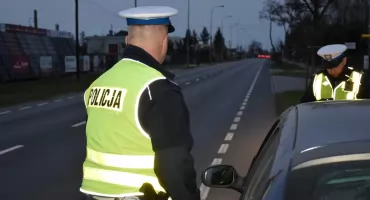 Wpadł, bo jechał bez świateł mijania. A to był dopiero początek