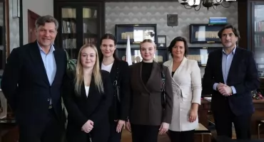 Autorki książki o kaliskim bohaterze z wizytą w kaliskim ratuszu