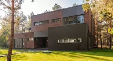 Jak stworzyć energooszczędny i bezpieczny dom? Kluczową rolę odgrywają okna i drzwi